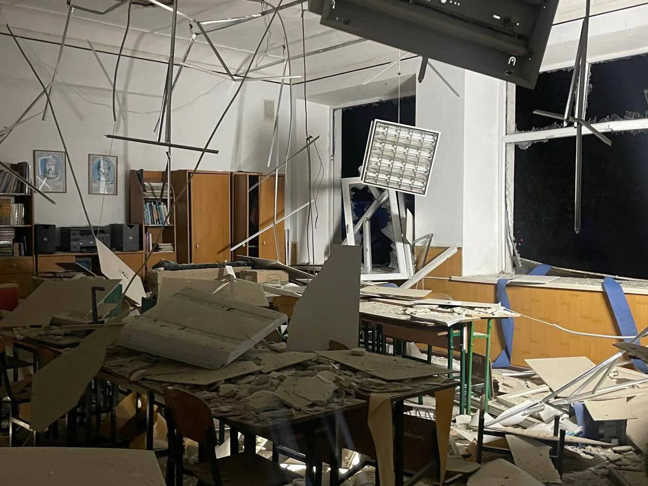 Друга хвиля атак дронів на Одесу – влучання у багатоповерхівку …