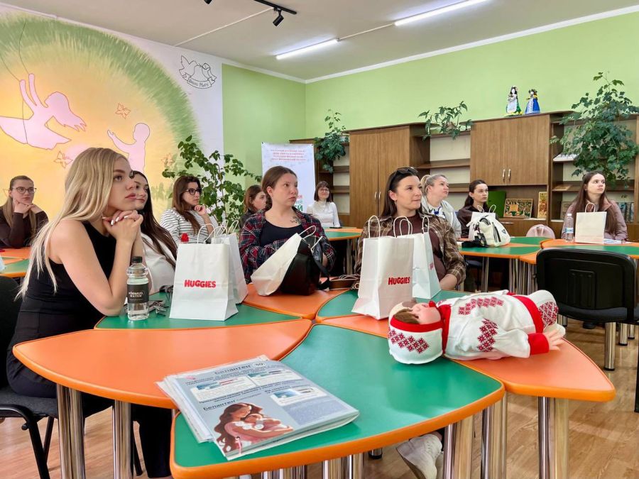 Друге заняття школи відповідальних батьків у Калуші зібрало 14 майбутніх …