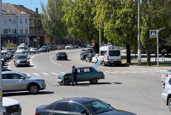 «Другої машини ніде немає»: у центрі окупованого Мелітополя сталася дивна …