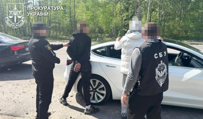 Ділки на Рівненщині за 10 тисяч доларів переправляли чоловіків за …