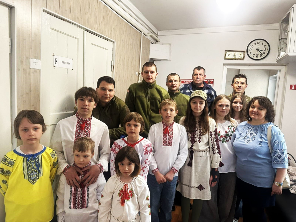 Діти та вихователі ДБСТ підтримали воїнів у житомирському госпіталі власними …