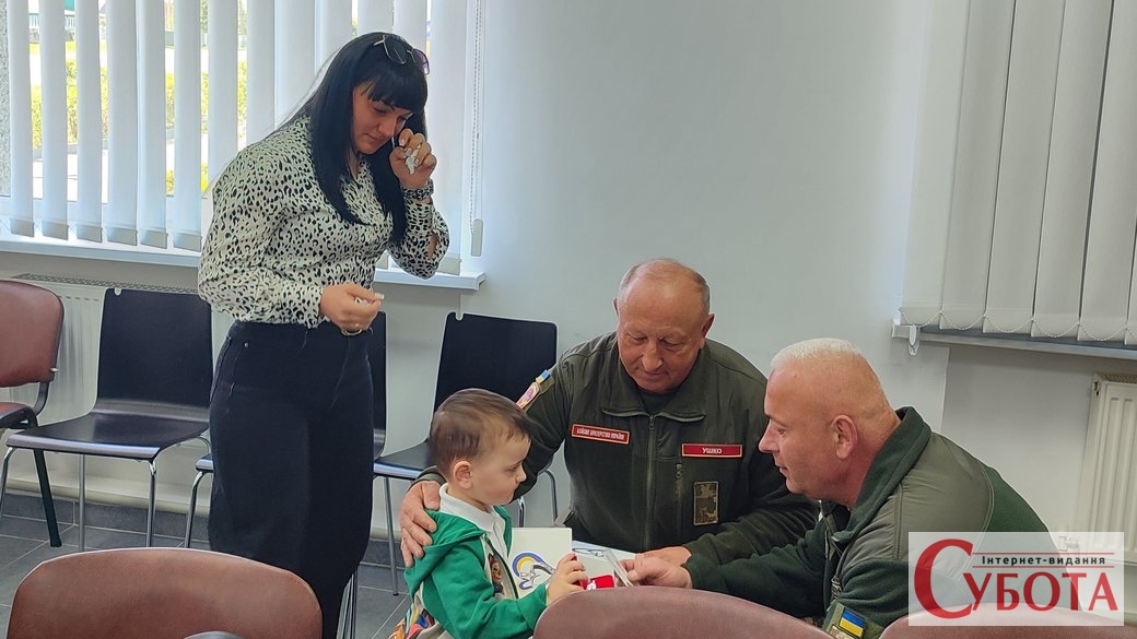 Дітям полеглих братів-розвідників з Житомирщини вручили пам’ятні кулони «Батьківське серце»
