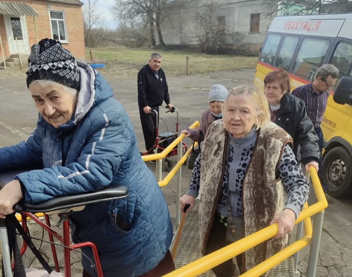Евакуйовані з Донеччини люди похилого віку отримують послугу притулку завдяки …