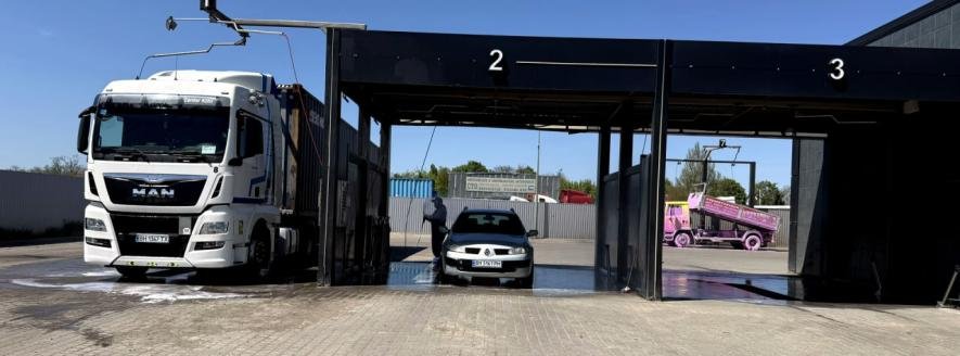 Екологи б’ють на сполох: біля заправки на Одещині отруюють землю