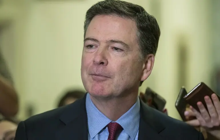 Ексдиректора ФБР звинувачують у погрозах Трампу мушлями