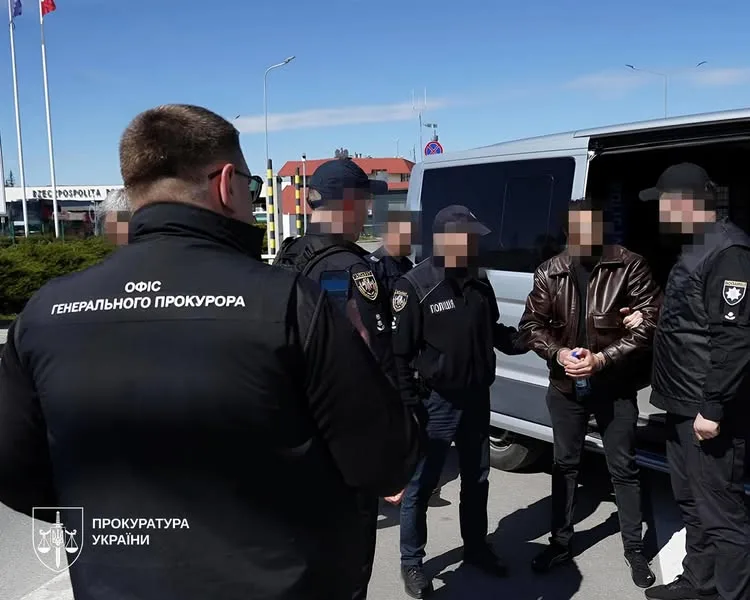 Екстрадовано організатора шахрайства з авто для ЗСУ