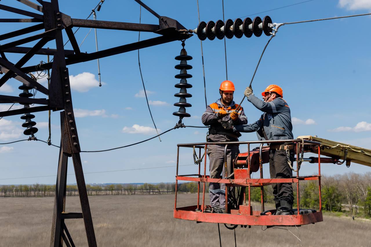 Енергетики відновили світло для 1400 споживачів на Харківщині