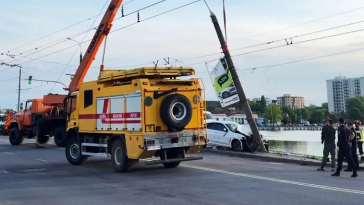 У центрі Хмельницького легковик врізався в людей на тротуарі: є …