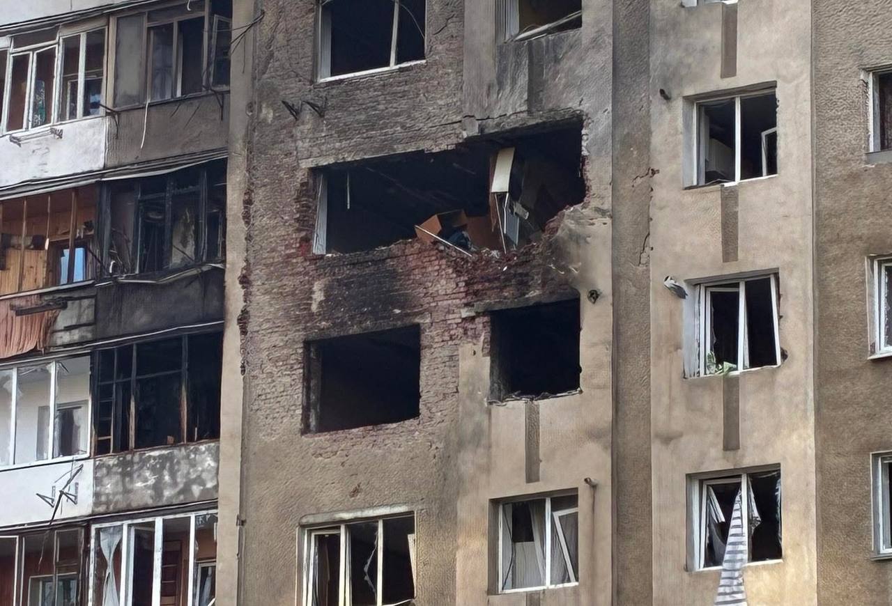 «Жертв вдалося уникнути дивом»: в Івано-Франківську вперше зафіксували пряме влучання …