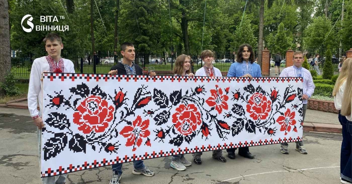 Живі символи й автентичний спів: у Вінницькому технічному коледжі відбулася …