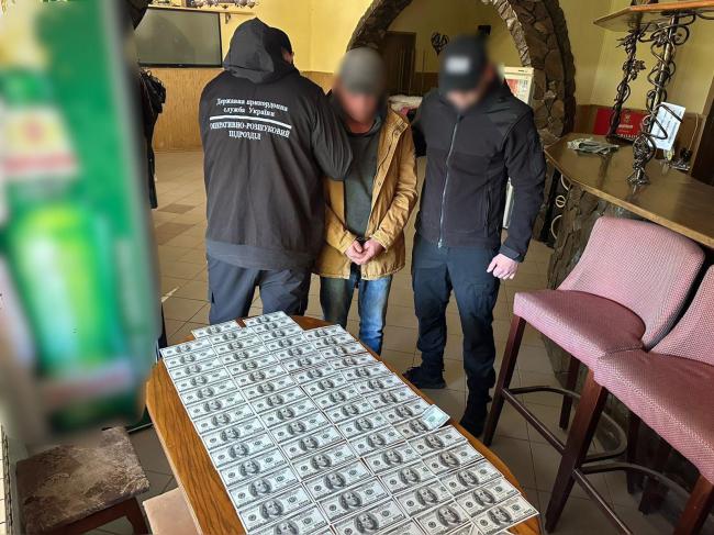 Житель Рівненщини зі спільником за 12 тис. дол. спробував переправити …