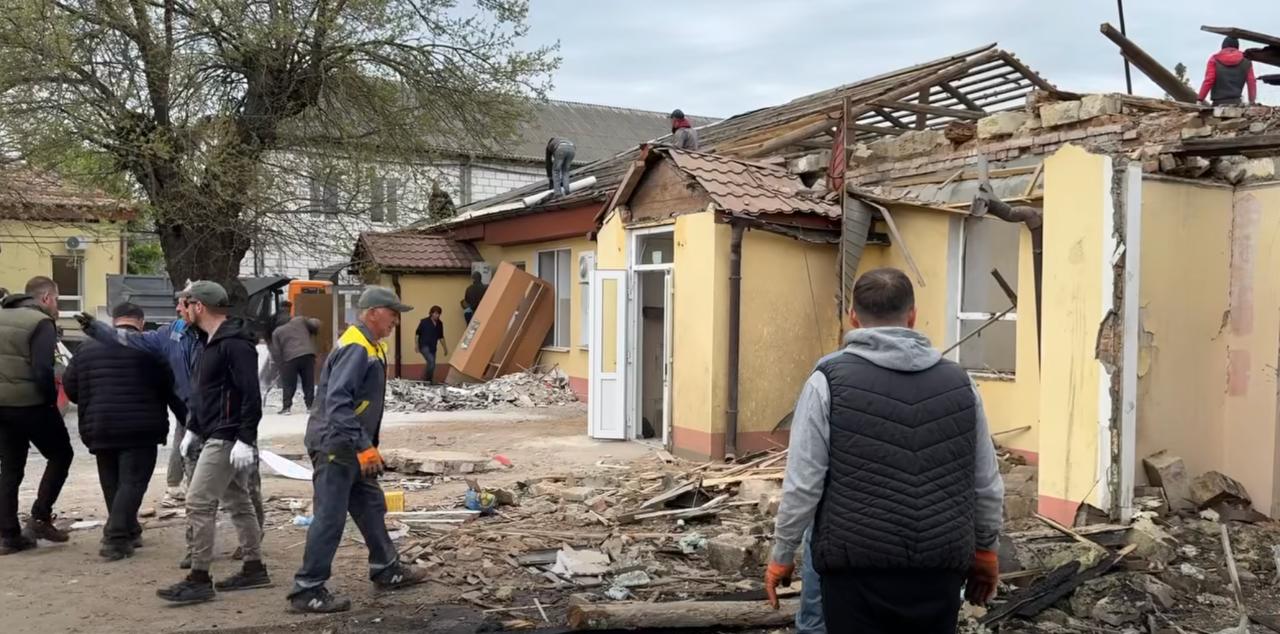 Жителі Ізмаїла розбирають завали у районній лікарні, яка постраждала внаслідок …