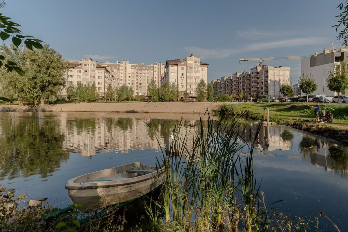 Житло біля водойм: де будують у Києві й області