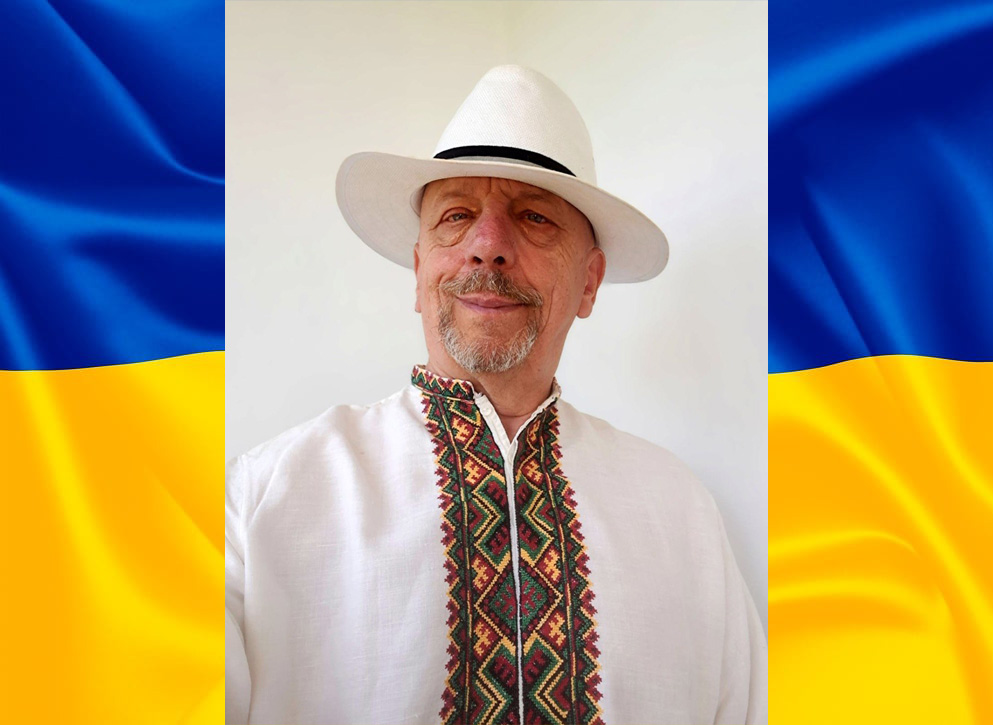 Житомирський журналіст показав родинну вишиванку, якій понад століття. ФОТО