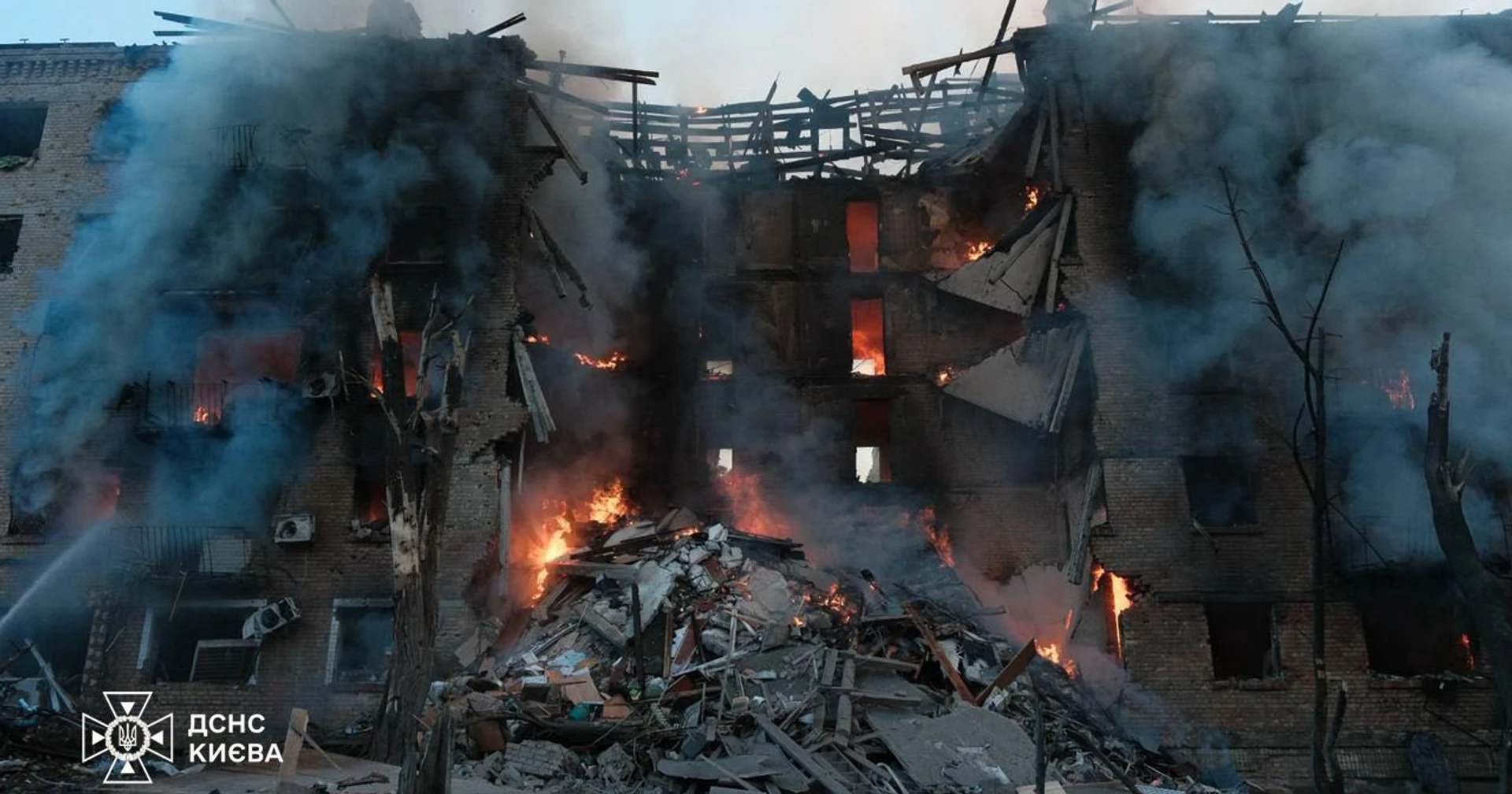 "Життя згоріло, розсипалося": внаслідок атаки РФ на Київ подружжя журналістів …
