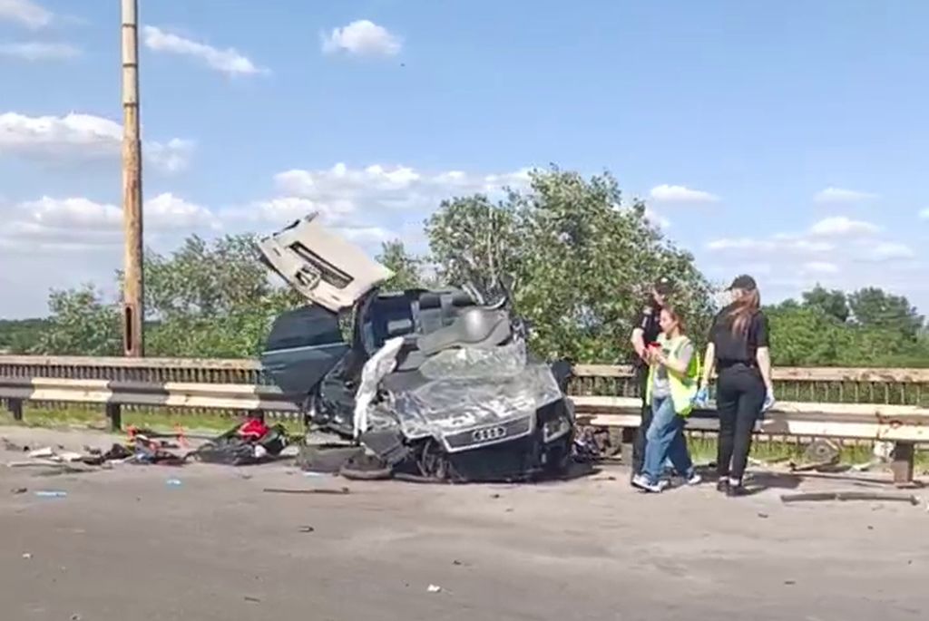 Жорстка ДТП на мосту в Кам’янському: Audi залетів на відбійник, …