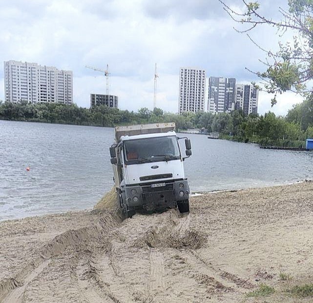 Журавлівку готують до літнього сезону — на пляж уже завезли …