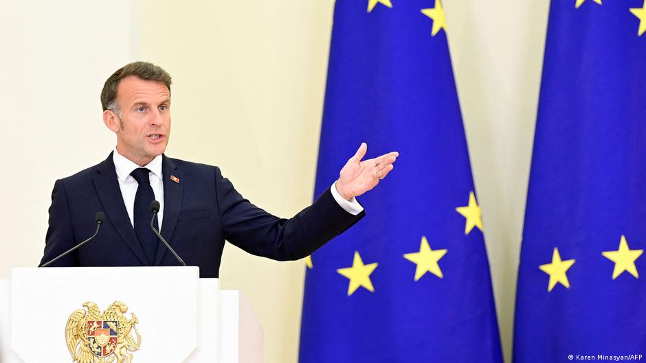 Макрон попередив Лукашенка про ризики долучення до РФ у війні …
