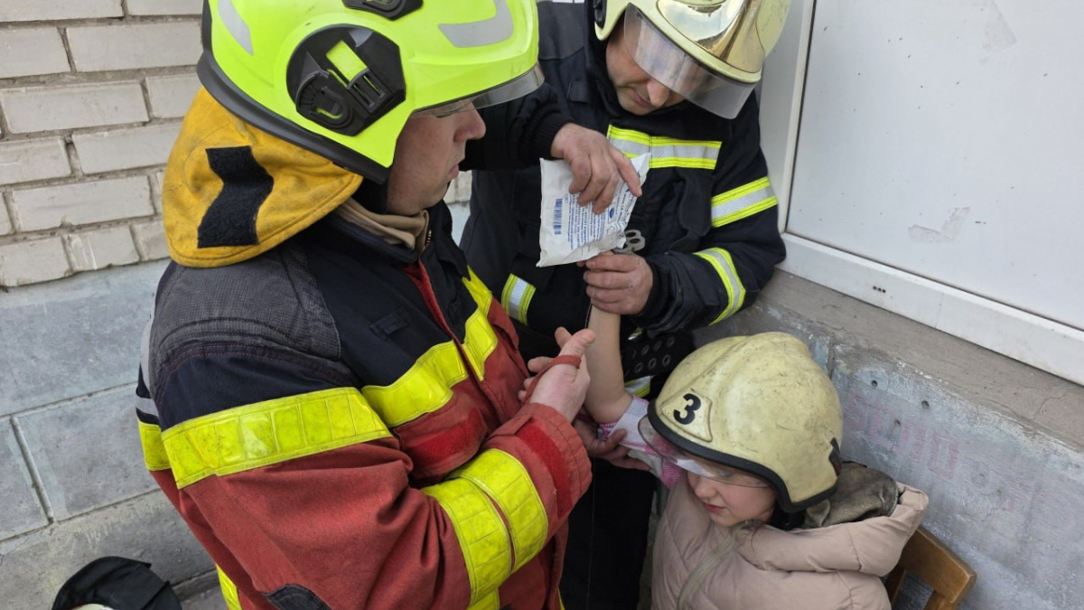 Забавка обернулась неприємностями: у Запоріжжі рятувальники прийшли на допомогу дитині