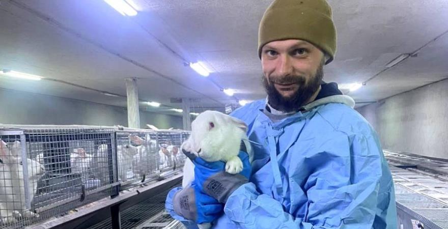 Завдяки гранту ветеран зі Львівщини розвиває кролівництво