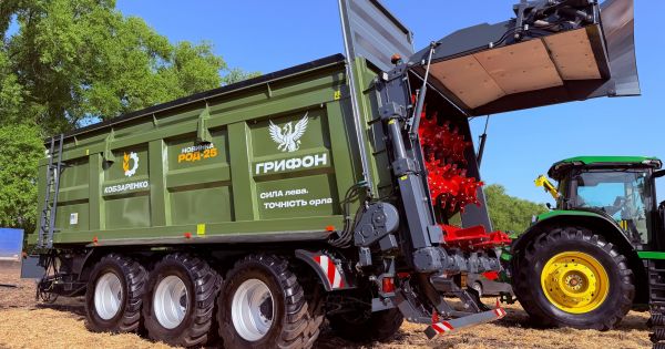 Завод Кобзаренка презентував новий розкидач органічних добрив