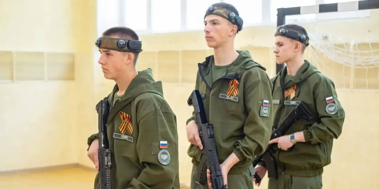 Окупанти навчають дітей на Луганщині керувати БпЛА, а також інженерній, …