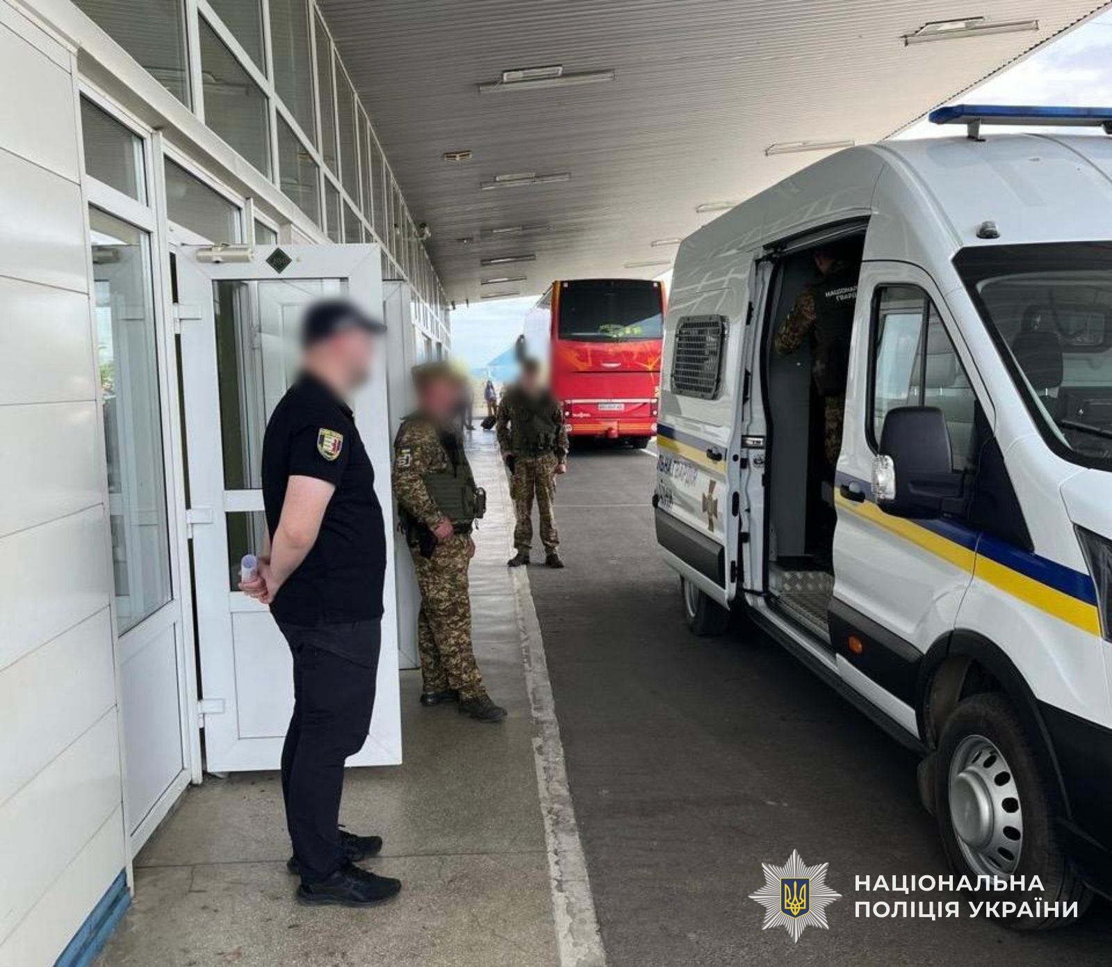 Закарпатські поліцейські екстрадували до Угорщини чоловіка, який перебував у міжнародному …