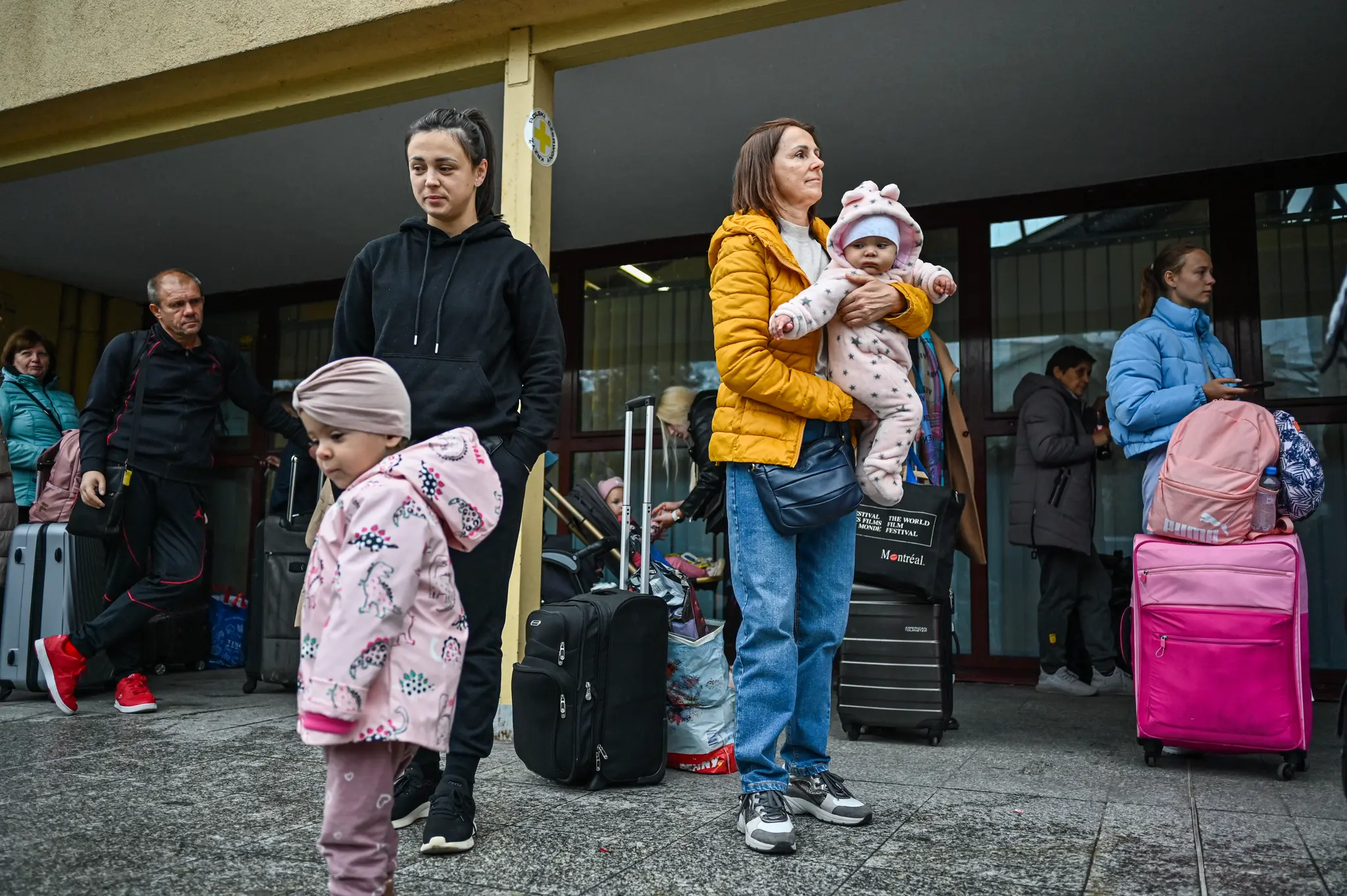 Дітей уже вивезли: у п'яти селах на Дніпропетровщині оголошено примусову …