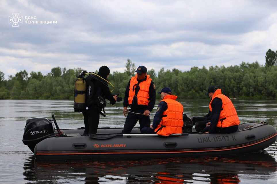 Залучили водолазів із Черкащини та Київщини: в Десні на Чернігівщині …