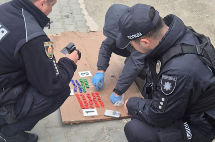 Замовила 170 пакунків з наркотиками: у місті Житомирського району зупинили …