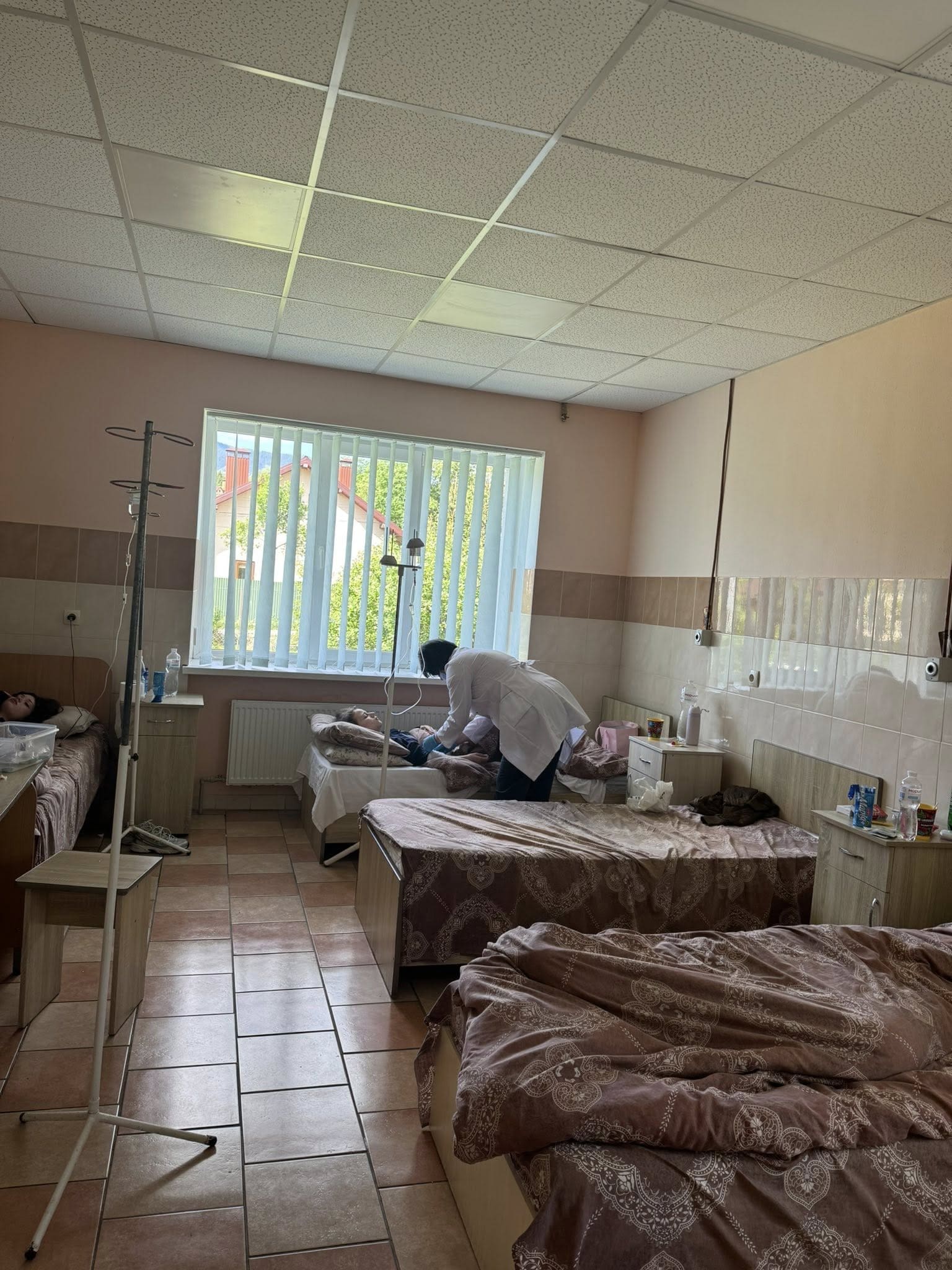 Замість Карпат – інфекційне відділення: у відомому готелі масово отруївся …
