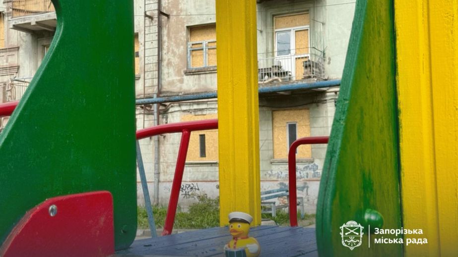 Пошкоджений ворожим дроном майданчик відновлюють у Запоріжжі – який вигляд …