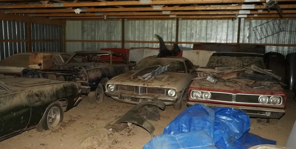 Занедбані раритети: колекція ретроавто зберігається у старому сараї (ВІДЕО)
