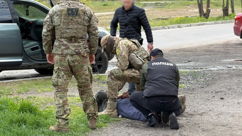 Гранатомет за 22 тисячі та гранати: двох "продавців” затримали на …