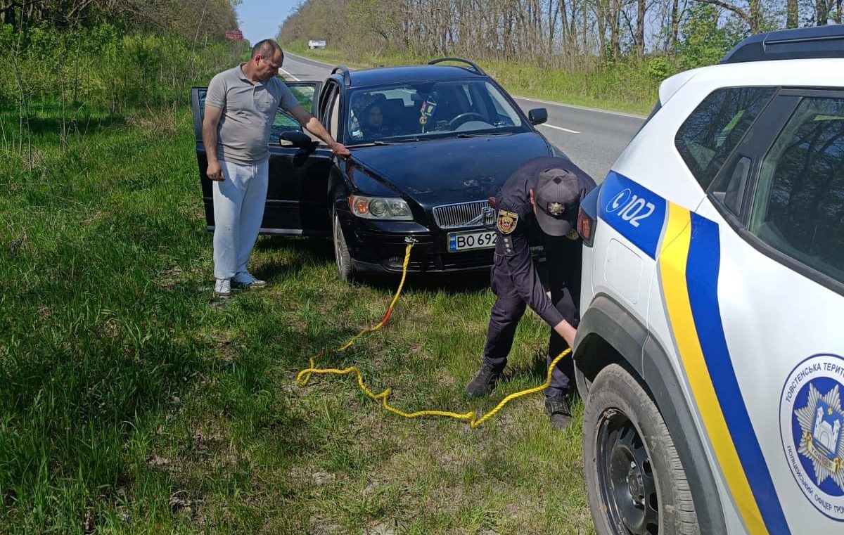 Дитина в салоні посеред траси: як поліцейський врятував сім'ю на …