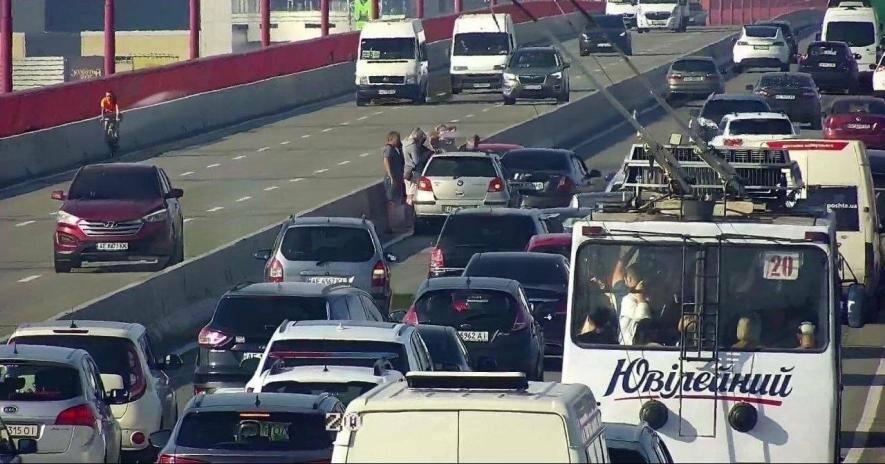 Затор на кілометри: у Дніпрі на мосту сталася ДТП