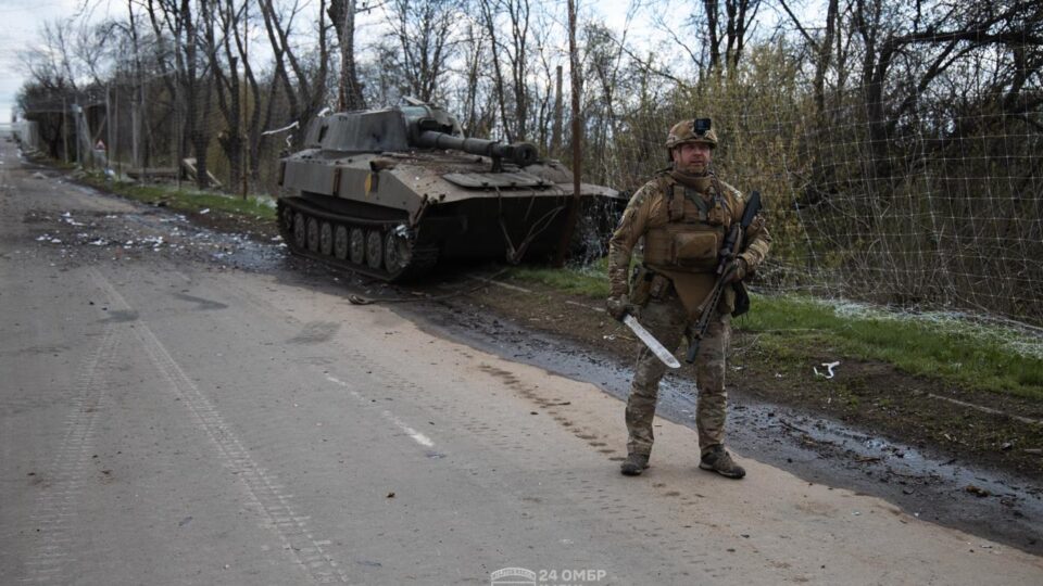 За допомогою мачете відбили гармату у дронів: «королівські» піхотинці врятували …
