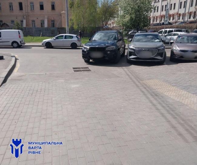 За тиждень у Рівному винесли понад 700 постанов на горе-паркувальників