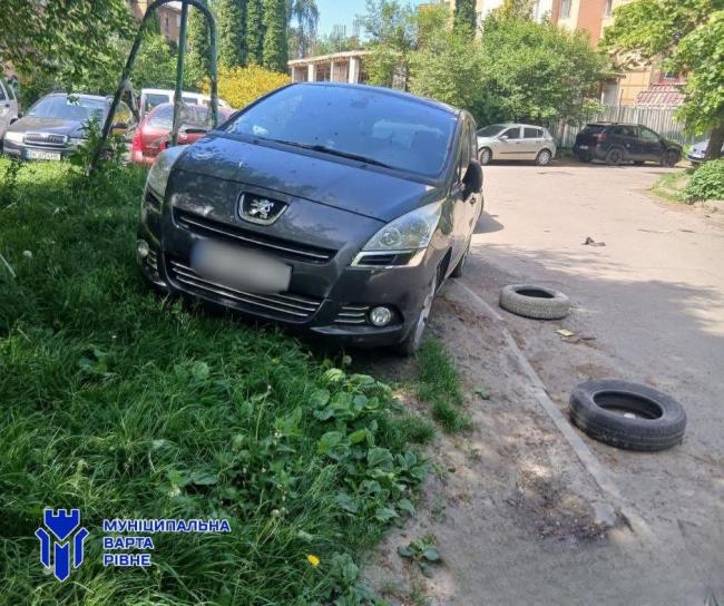 За тиждень у Рівному зафіксували понад 1200 порушень правил паркування