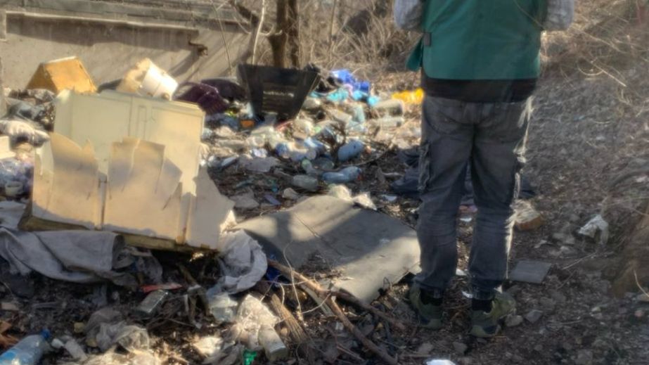 Сміття вздовж колій: у Запоріжжі виявили звалища біля залізниці