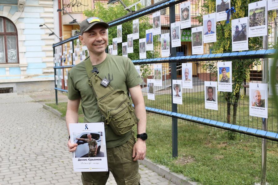 Звільнений з полону коломиянин Денис Єрьомов зняв своє фото зі …
