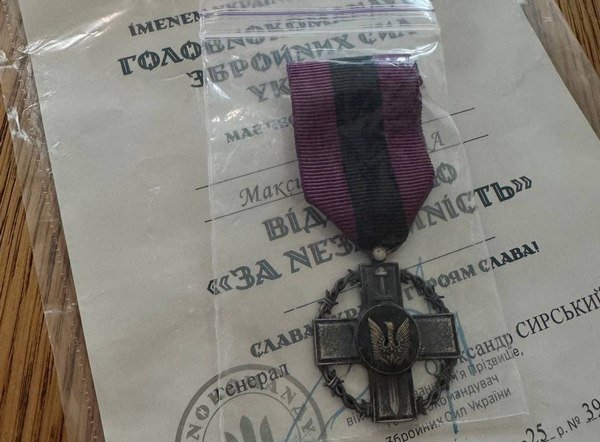 Звільнений з полону черкащанин отримав відзнаку За незламність