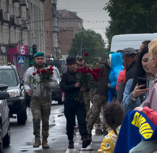 Звільнені з полону морпіхи вручили квіти жінкам на акції в …