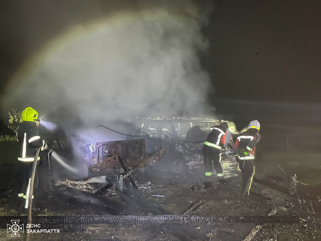 Помітив дивне сяйво на подвір'ї: на Закарпатті вночі дотла згоріли …