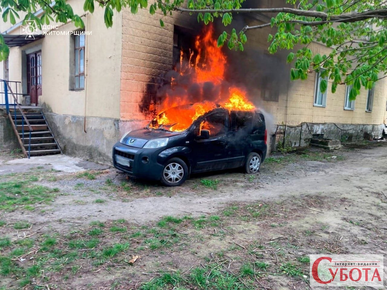 Згоріло авто в Бердичеві: пожежа ледь не знищила будинок. ФОТО