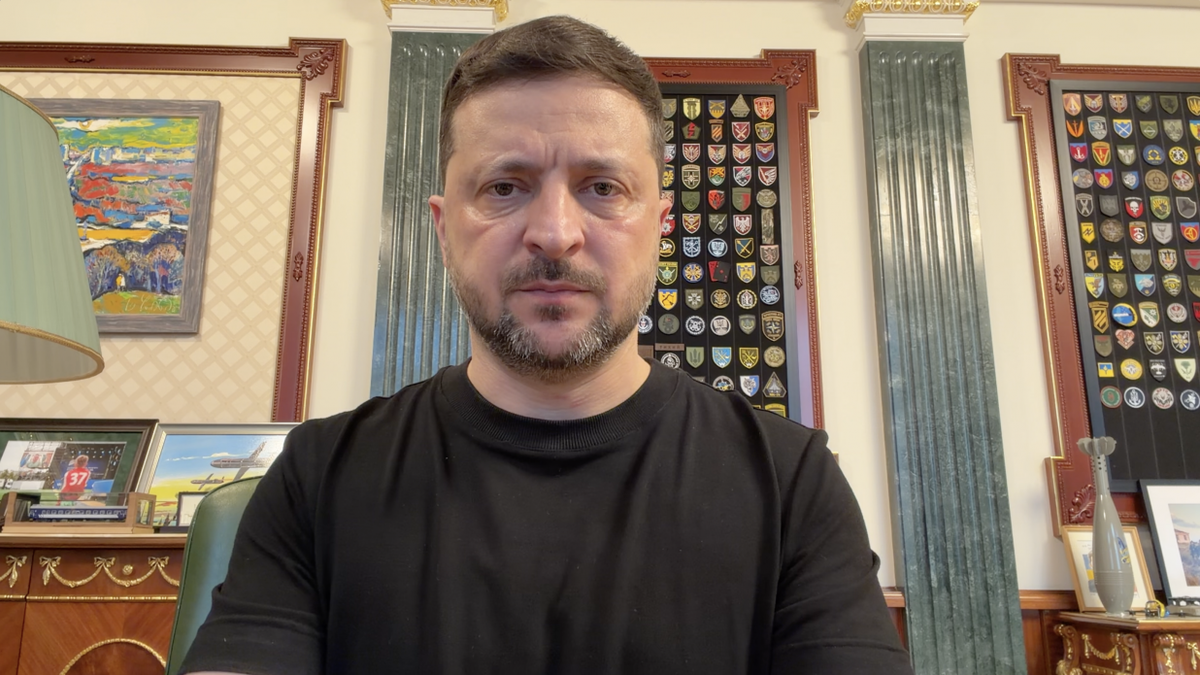 Зеленський: Рятувальники понад 15 годин гасили пожежі після удару Росії, …