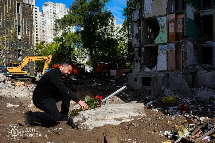 Зеленський вшанував загиблих на місці ракетного удару по Києву