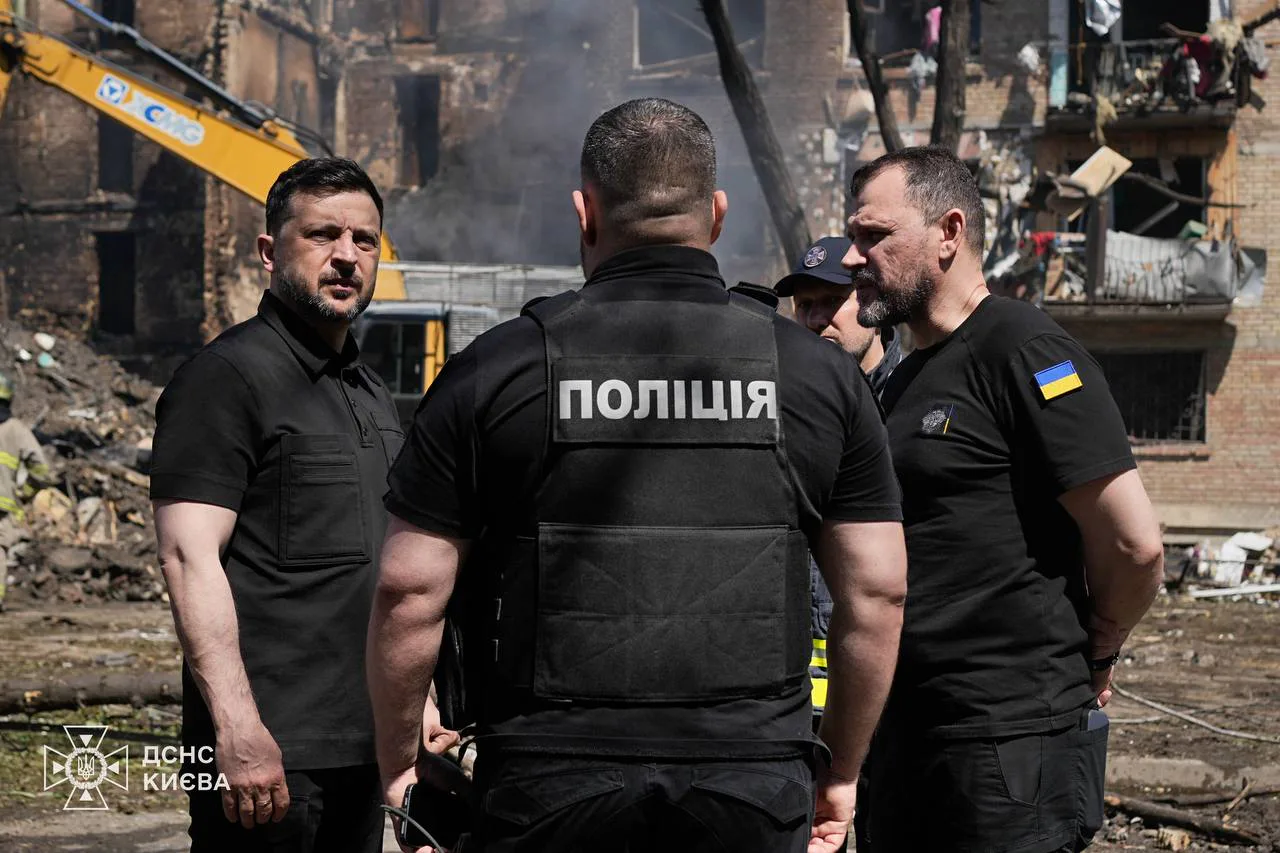 Зеленський відвідав зруйнований після атаки рф музей Чорнобиля, а також …