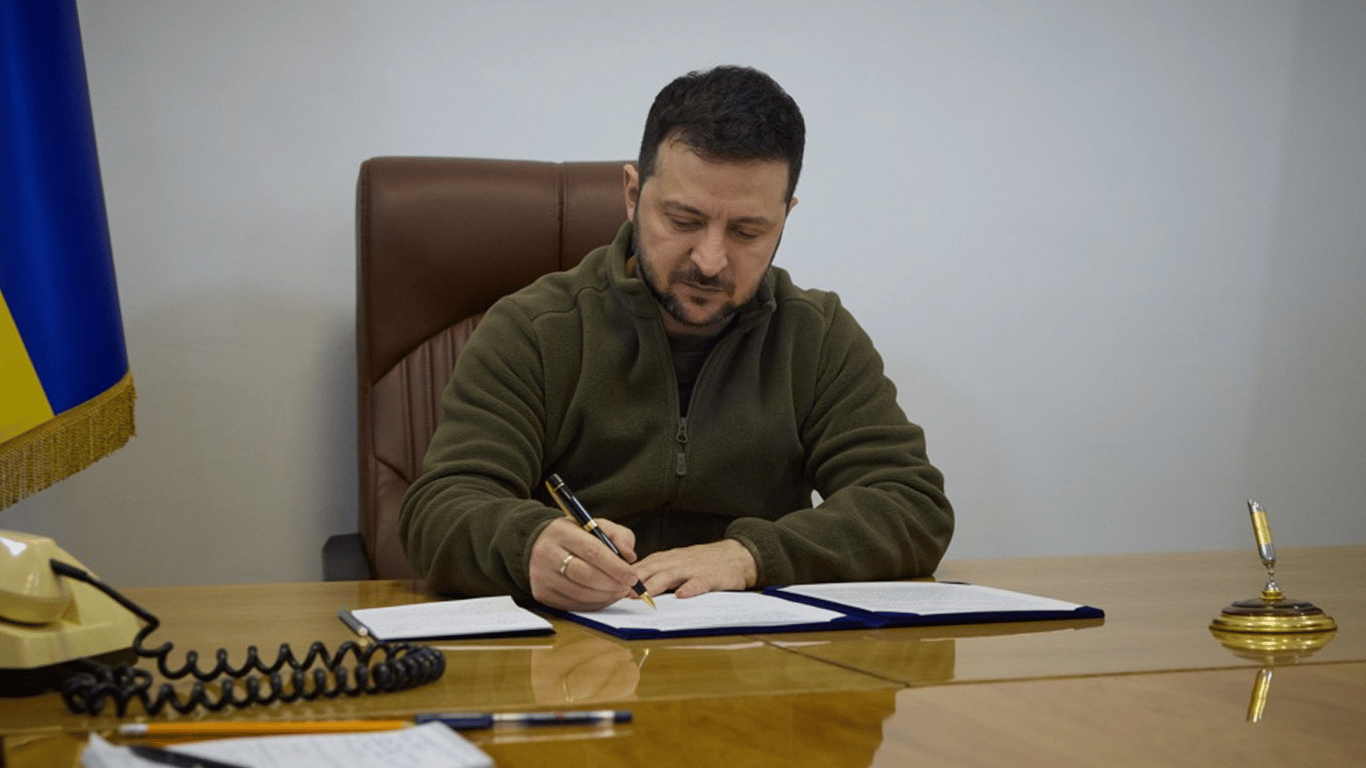 Зеленський схвалив продовження воєнного стану та мобілізації