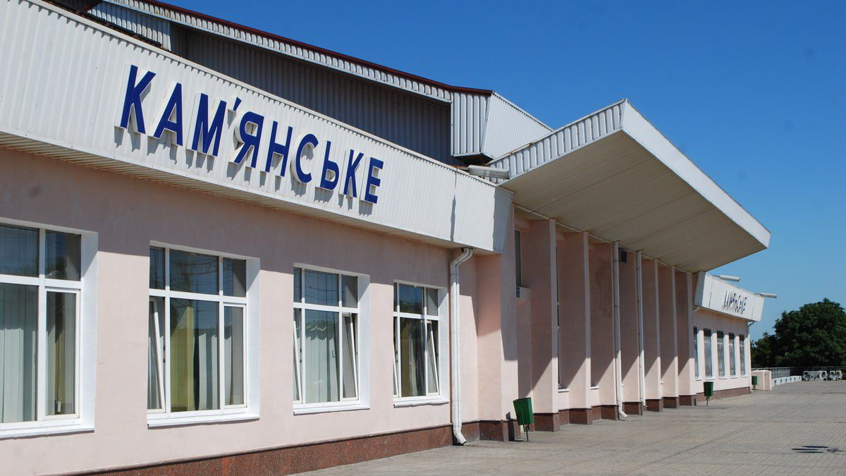 Зміни у русі приміських поїздів через Кам’янське: розклад на травень